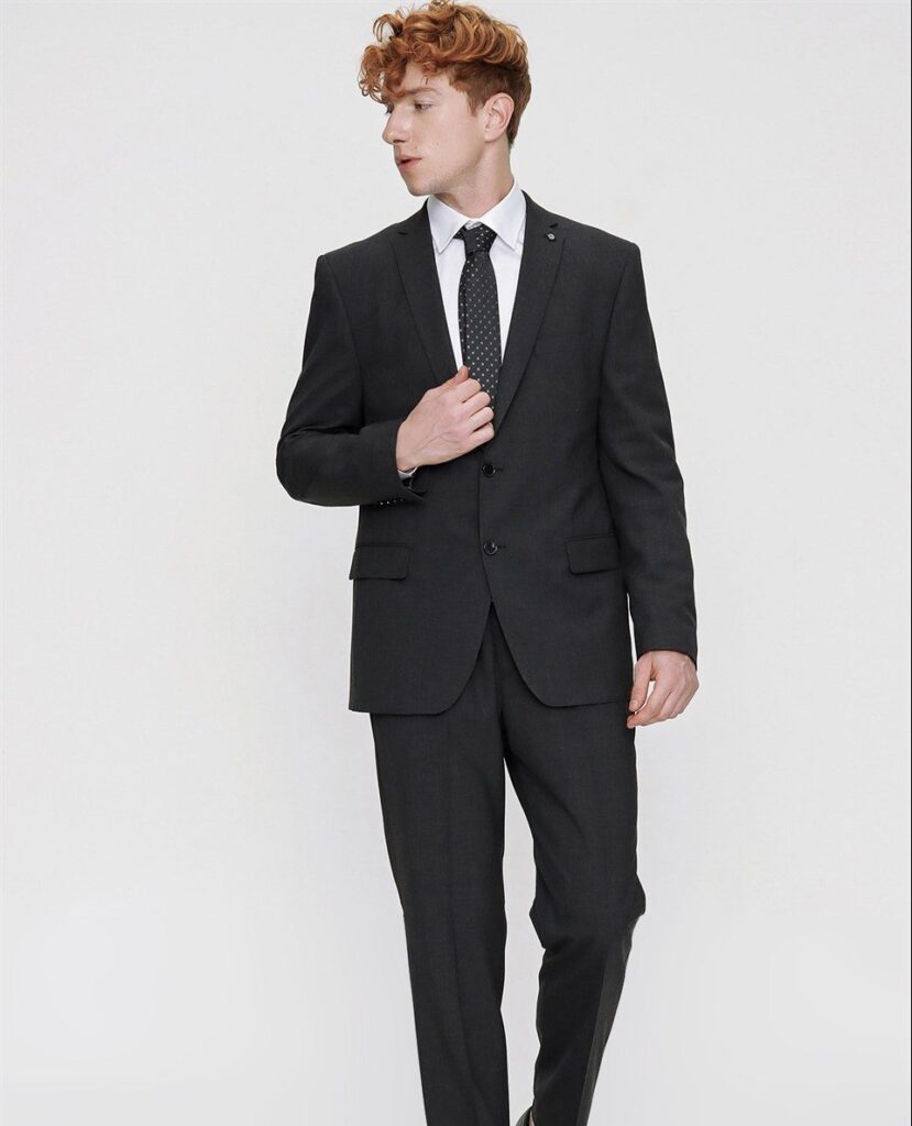 <strong>Yelekli Takım Elbise Modelleriyle Dikkatleri Üzerinize Çekin</strong>