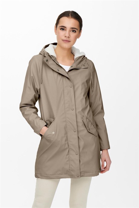 <strong>KADIN YAĞMURLUK MODELLERİ SEÇERKEN ÖNEMLİ 3 KRİTER</strong><strong><br></strong>