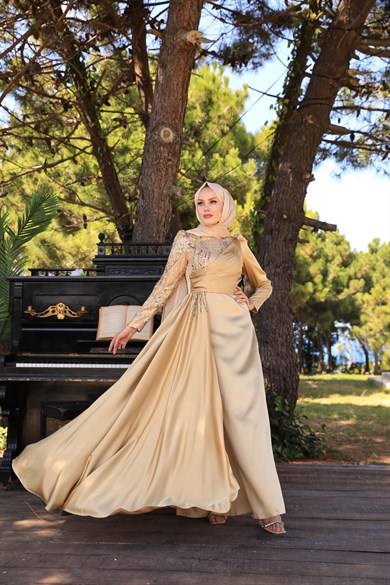 <strong>ALTIN ABİYE ELBİSE İLE TARZINIZLA IŞILDAYIN </strong>