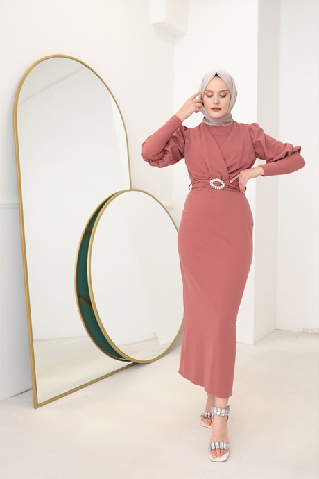 <strong>GECE DAVET ELBİSESİ MODELLERİYLE TARZINIZI YANSITIN</strong>