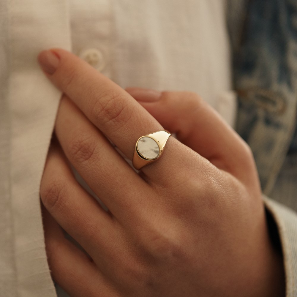 RENKLİ TAŞLI ALTIN YÜZÜK MODELLERİ İLE TARZINIZI ORTAYA KOYUN