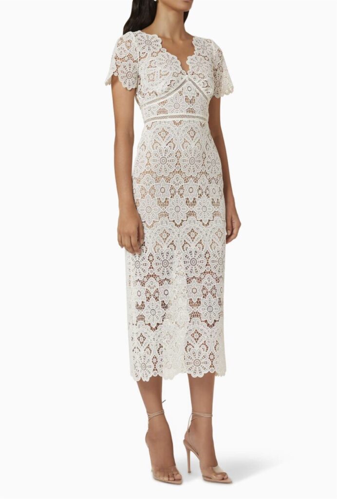 GEÇMEYEN MODA: BEYAZ DANTEL ELBİSE MODELİ