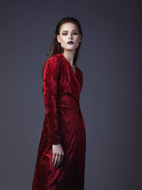 KADİFE ELBİSE İLE HER ADIMDA ŞIKLIK